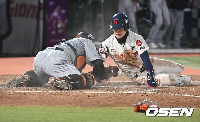 [OSEN=부산, 이석우 기자] 24일 부산 사직야구장에서 2025 신한 SOL 뱅크 KBO 리그 롯데 자이언츠와 한화 이글스의 경기가 열렸다. 홈팀 롯데는 박세웅, 방문팀 한화는 류현진이 선발 출전했다.롯데 자이언츠 한태양이 8회말 1사 1,3루 정보근의 좌익수 플라이 아웃때 송구 실책으로 홈에서 세이프되고 있다. 2025.04.24 / foto0307@osen.co.kr