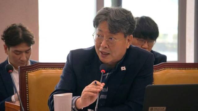 ▲전북 출신인 이춘석 더불어민주당 의원(익산갑)은 23일 국회 국토교통위 전체 회의에서 "사고 예방에도 지역균형이 필요하다"며 싱크홀 사고 등에 대한 정부 대책과 관련한 질의에 나섰다. ⓒ이춘석 의원실