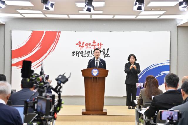 ▲김태흠 지사가 지난 14일 도청 프레스센터에서 기자회견을 열고, 도내 수출 기업에 대한 긴급 지원 대책을 발표하고 있다. ⓒ충남도