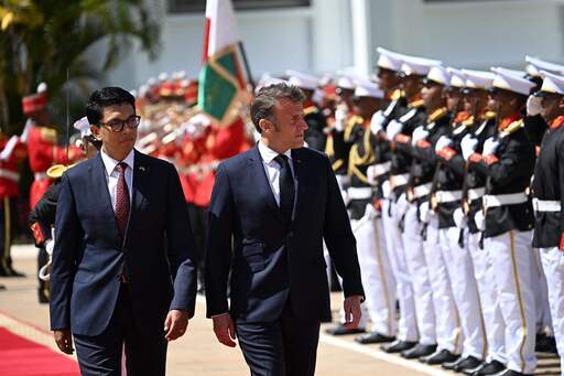 23일(현지시간) 마다가스카르를 방문한&nbsp;에마뉘엘 마크롱 프랑스 대통령(오른쪽)이&nbsp;안드리 라조엘리나&nbsp;마다가스카르 대통령의 안내로 군 의장대를 사열하고 있다. 19세기 말에 프랑스 식민지가 된&nbsp;마다가스카르는 1960년에야 독립했다. AFP연합뉴스