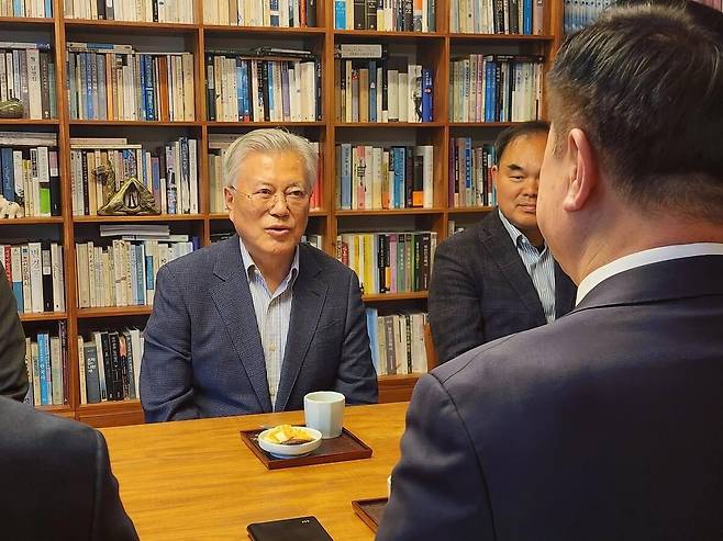 문재인 전 대통령이 경남 양산시 평산마을을 찾은 김두관 전 의원과 대화를 나누고 있다. 뉴스1