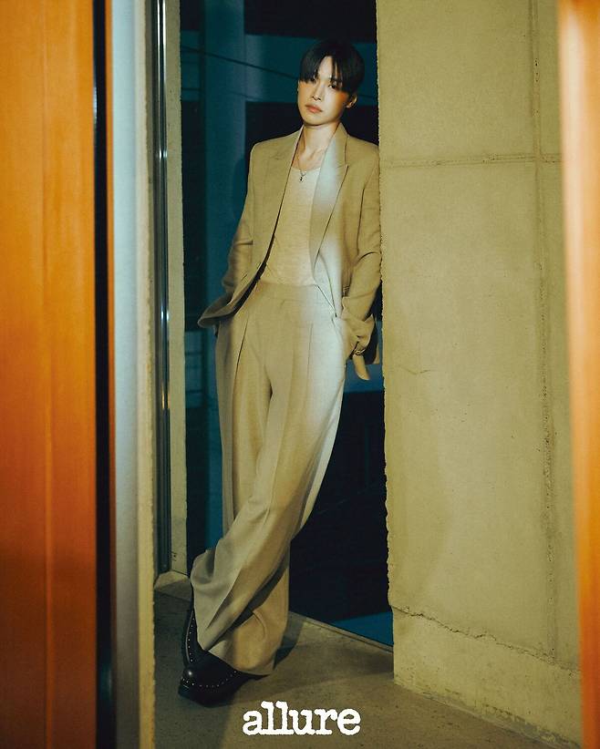 강유석이 의사 가운을 벗고 화보를 장식했다. 매거진 ‘얼루어 코리아’ 제공