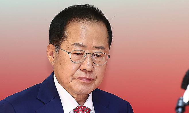 홍준표 국민의힘 대선 경선 후보가 24일 오전 서울 여의도 국회 선거사무소에서 경선 관련 긴급 기자회견을 하기 위해 입장하고 있다. 뉴스1