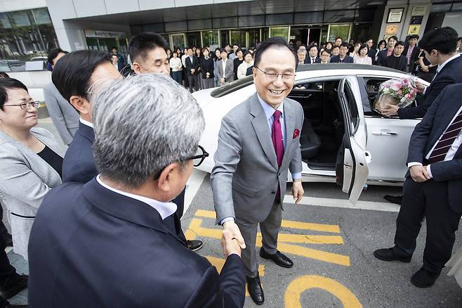 많은 시청 직원들이 숙연한 표정으로 지켜보는 가운데&nbsp;밝은 표정으로 배웅하는 사람들과 악수하며 떠나는 박상돈 시장.&nbsp;