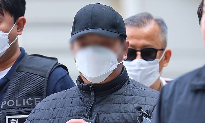 서울 미아동 마트에 흉기 난동을 부려 60대 손님을 숨지게 하고, 40대 종업원을 다치게 한 A씨가 24일 구속 전 피의자심문(영장실질심사)을 위해 서울 도봉구 서울북부지법으로 출석하고 있다. 연합뉴스