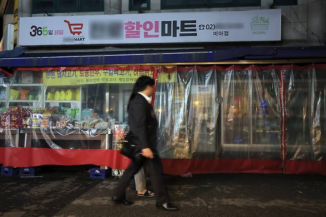 흉기 공격으로 1명이 숨지고 다른 한 명이 크게 다치는 사건이 발생한 22일 서울 강북구 지하철 4호선 미아역 인근 24시간 운영되던 할인마트 앞으로 시민들이 지나고 있다. 뉴스1