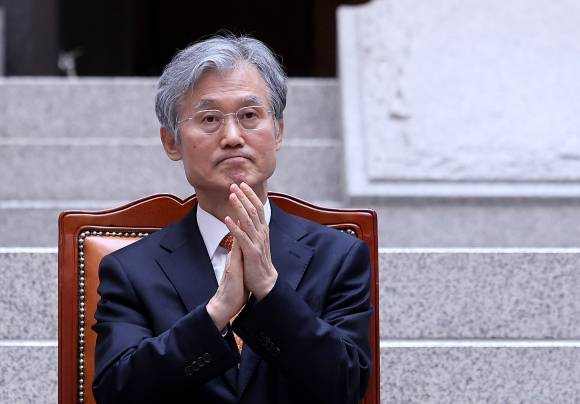 대법원이 24일 이재명 더불어민주당 대선 경선 후보의 공직선거법 위반 사건 상고심 두 번째 합의 기일을 연다. 대법원이 이 후보 사건 처리에 속도를 내고 있는 가운데 사진은 조희대 대법원장이 지난 9일 서울 서초구 대법원에서 열린 마용주 대법관 취임식에서 박수를 치고 있는 모습. 뉴스1