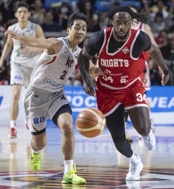 23일 서울 송파구 잠실학생체육관에서 열린 2024~2025시즌 프로농구 4강 플레이오프 서울 SK와 수원 kt의 경기. SK의 자밀 워니(오른쪽)와 kt의 허훈(왼쪽)이 흘러나온 공을 차지하기 위해 격돌하고 있다. 2025.4.23. 연합뉴스