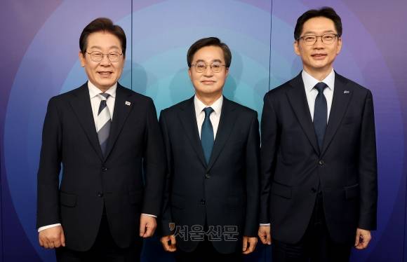 더불어민주당 제21대 대통령선거 경선에 나선 이재명(왼쪽부터), 김동연, 김경수 예비후보가 지난 23일 오후 서울 여의도 오마이TV 스튜디오에서 열린 오마이TV 초청 토론회 시작하기에 앞서 기념촬영을 하고 있다. 2025.4.23 국회사진기자단
