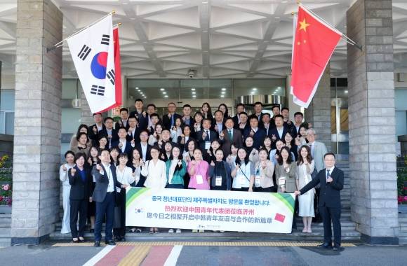 제주도청을 방문한 중국 5개성 공직자로 구성된 청년대표단이 도청 본관 입구에서 기념촬영을 하고 있다. 제주도 제공