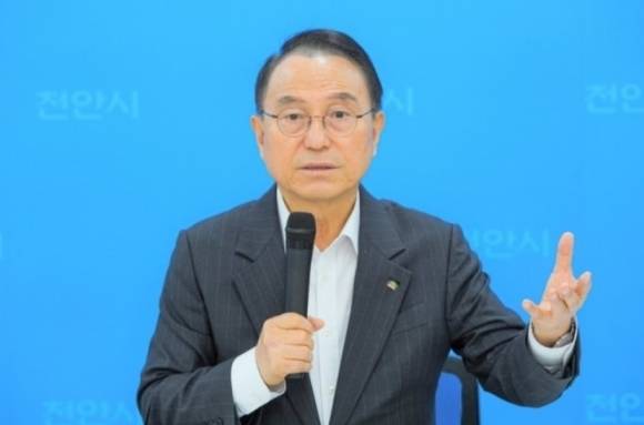 박상돈 천안시장이 기자회견을 하고 있다. 서울신문DB