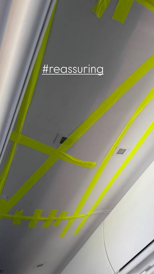 지난 14일(현지시간) 미국 애틀랜타에서 시카고로 향하던 델타항공 여객기의 천장 패널이 떨어져 승무원이 테이프로 패널을 천장에 고정했다. 자료 : 틱톡