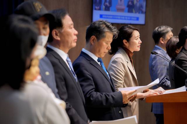 강선우(오른쪽) 더불어민주당 의원이 23일 국회에서 기자회견을 열어 희귀난치성 질환 치료제를 자가 수입할 때 붙는 세금을 면제하는 법 개정을 촉구하고 있다. 사진 제공=강선우 의원실