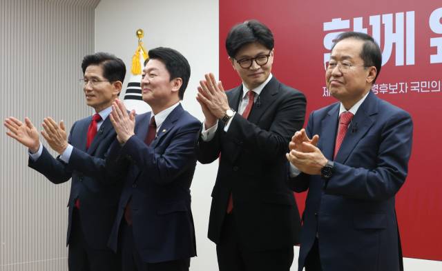 이달 23일 서울 여의도 국민의힘 중앙당사에서 열린 2차 경선 토론회 미디어데이에서 김문수(왼쪽부터), 안철수, 한동훈, 홍준표 대선 예비후보가 사진 촬영을 하며 박수를 치고 있다. 국회사진기자단