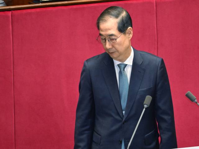 한덕수 대통령 권한대행 국무총리가 24일 서울 여의도 국회에서 추가경정예산안 제출과 관련한 시정 연설을 마치고 퇴장하고 있다.