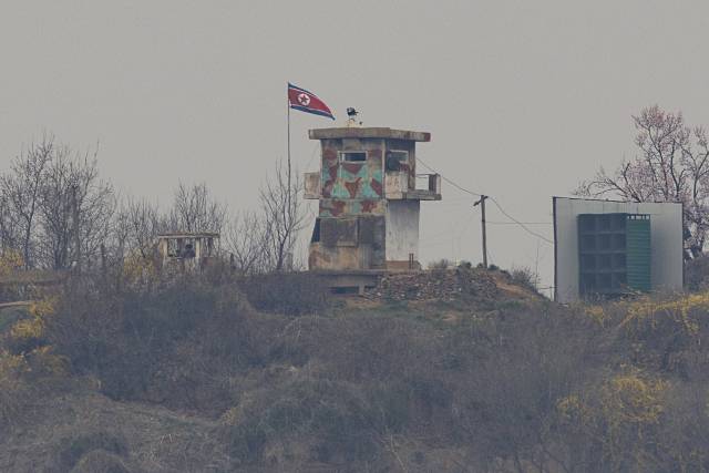 경기도 파주시 임진강변 북한 초소에서 북한 군인들이 남측을 바라보고 있다. 연합뉴스