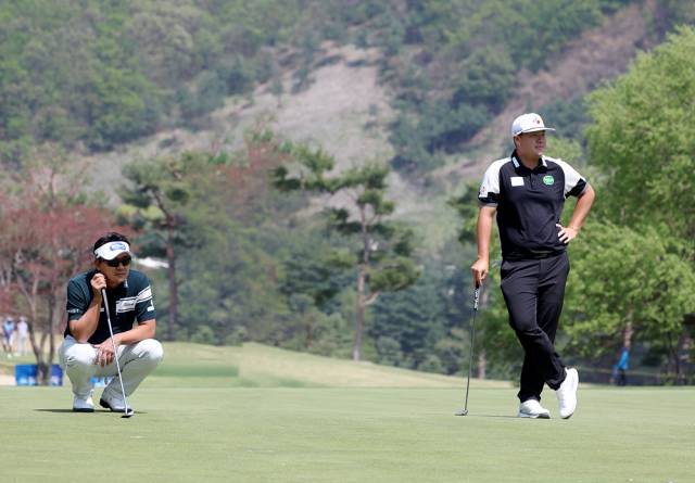 동반 라운드를 펼치고 있는 박상현(왼쪽)과 임성재. 사진 제공=KPGA