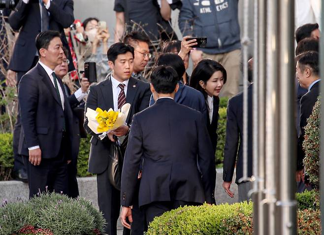 4월11일 김건희 여사가 서울 서초구 아크로비스타 사저로 향하며 주민과 인사하고 있다. ⓒ연합뉴스