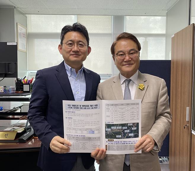 지난 21일 김하수 군수(오른쪽)가 강윤진 기획재정부 경제예산심의관을 만나 국가예산 지원을 건의하고 기념사진을 찍고 있다. ⓒ청도군