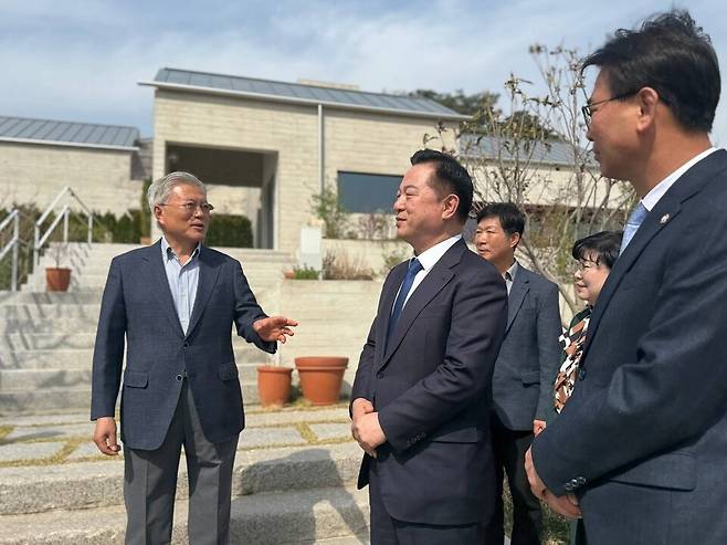 문재인 전 대통령이 지난 9일 경남 양산시 평산마을을 찾은 김두관 전 의원과 대화하고 있는 모습. 기사와 관련 없는 자료사진. ⓒ연합뉴스