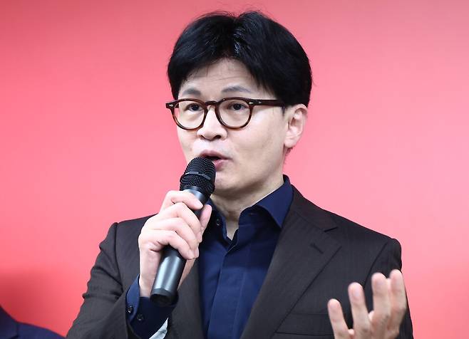 한동훈 국민의힘 대선 경선 후보가 지난 18일 서울 여의도 선거 사무소에서 캠프 인선 등 현안 관련 기자회견을 하고 있다. ⓒ연합뉴스