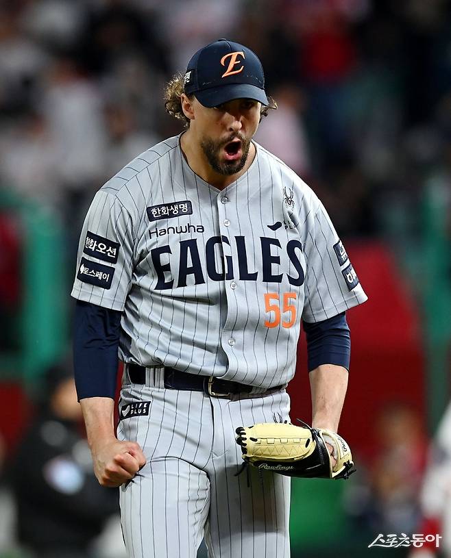 16일 인천 SSG 랜더스필드에서 ‘2025 신한 SOL 뱅크 KBO리그’ SSG 랜더스와 한화 이글스의 경기가 열렸다. 6회까지 SSG 공격을 2실점으로 막은 한화 선발 와이스가 이닝 종료 후 환호하고 있다.

    인천 ｜ 김민성 기자 marineboy@donga.com