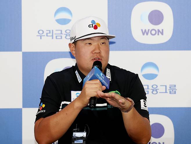 미국프로골프(PGA) 투어를 잠시 떠나 1년 만에 국내 팬들 앞에 다시 서는 임성재가 우리금융 챔피언십 개막을 하루 앞둔 23일 서원밸리CC에서 열린 기자회견에서 밝은 얼굴로 취재진의 질문에 답하고 있다. 임성재는 이번 대회에서 26년 만의 한국프로골프(KPGA) 투어 동일대회 3연패에 도전한다. 사진제공 | KPGA
