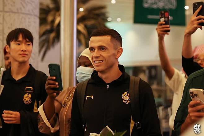 광주FC의 ‘알바니아 특급’ 아사니가 26일(한국시간) 사우디아라비아 슈퍼클럽 알힐랄과 ACLE 8강 단판승부를 앞두고 제다 현지에 입성해 환하게 웃고 있다. 그는 즐기고 느끼고 만끽하며 힘차게 도전하겠다는 의지다. 사진출처 ｜광주FC 페이스북