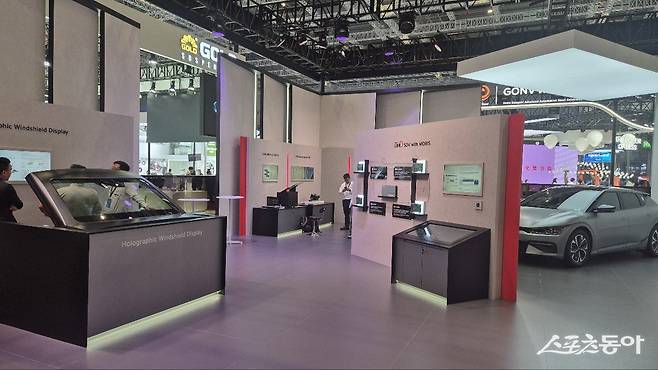 현대모비스는 70인치 규모의 증강현실 헤드업 디스플레이(AR-HUD)와 47개 스피커를 장착한 사운드 데모카 등 현지 특화 신기술 2종을 공개했다. 사진제공 ｜한국자동차전문기자협회