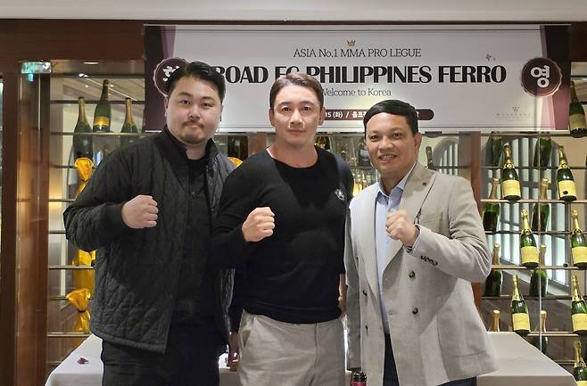 로드FC 필리핀 법인의 알버트 페로 대표(오른쪽)는 지난 21일 한국에 입국해 강남구 청담동 울프강스테이크하우스에서 로드FC 정문홍 회장(가운데)과 서덕호 대표를 만나 사업 계획과 스포츠·문화 교류 확대 방안에 대한 논의를 가졌다. 사진제공｜로드FC