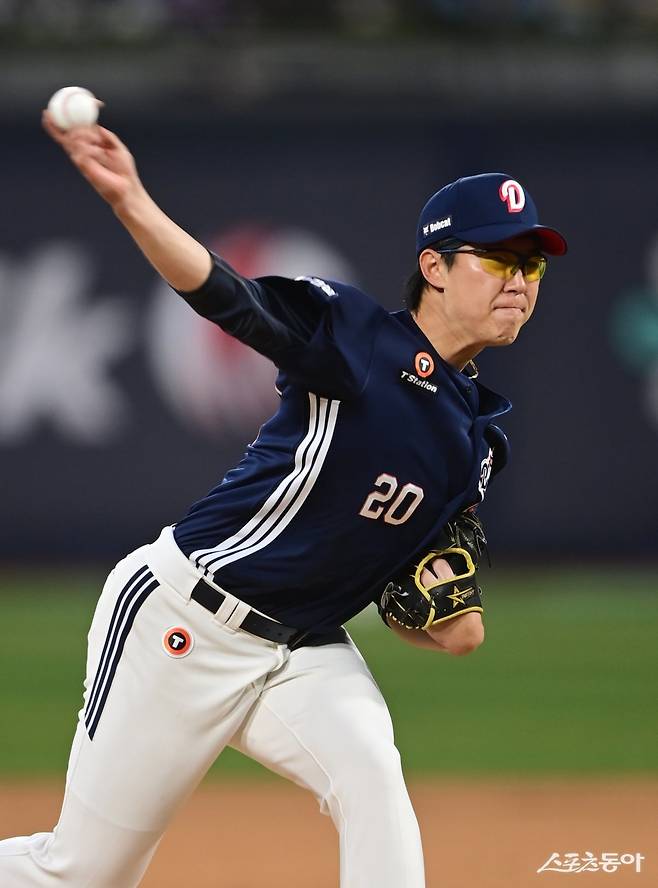 두산 김유성이 24일 1군 엔트리에서 제외됐다. 김유성은 1군 5경기에서 승리 없이 2패, ERA 9.00으로 아쉬움을 남겼다. 당분간 5선발은 최준호가 대체한다. 스포츠동아 DB