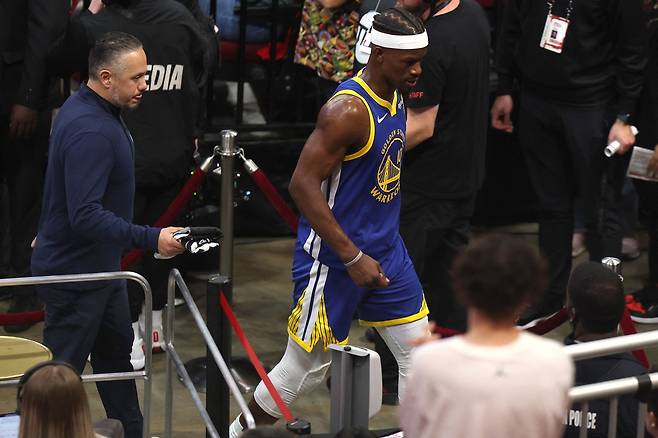 부상으로 코트를 떠나는 지미 버틀러.  휴스턴 | AFP연합뉴스