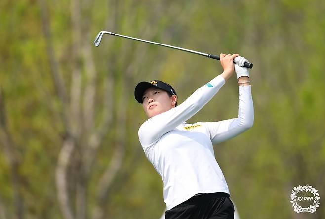 방신실이 24일 충청북도 충주시 킹스데일GC에서 열린 덕신EPC 챔피언십 1라운드 8번홀에서 아이언으로 티샷을 날리고 있다. ｜KLPGA 제공