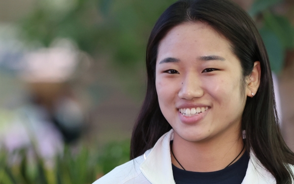 안세영이 24일 인천국제공항 2터미널에서 수디르만컵 대회 출전을 위한 출국에 앞서 취재진의 질문에 답하고 있다. 연합뉴스