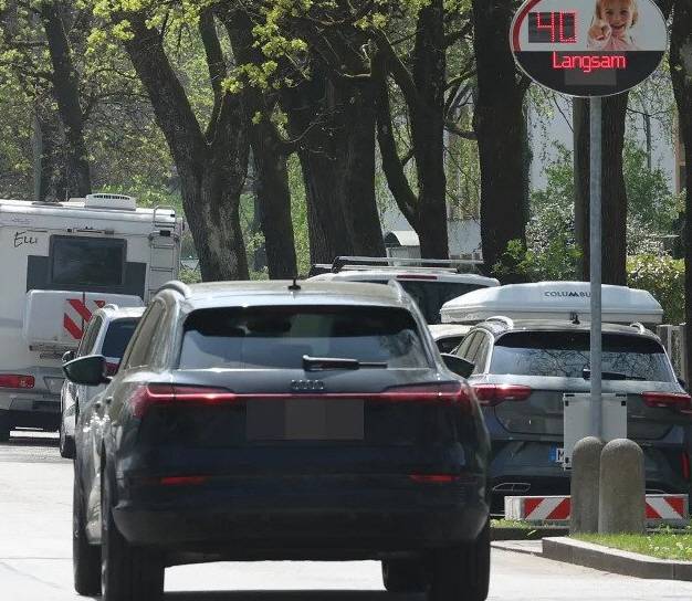 바이에른 뮌헨 선수가 탄 차량이 어린이 보호구역을 지나고 있다. /사진=빌트 갈무리