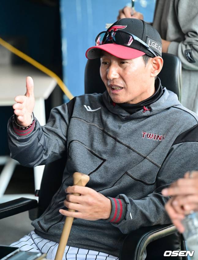 23일 경기를 앞두고 취재진에게 설명을 하고 있는 염경엽 감독.