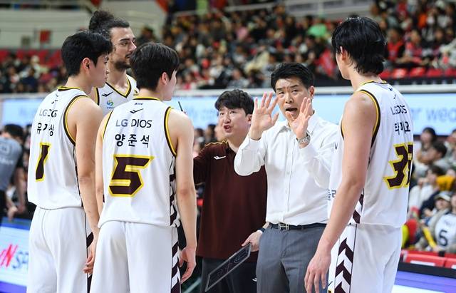 조상현 창원 LG(오른쪽에서 두 번째) 감독이 선수단에 지시를 내리고 있다.  /사진=KBL 제공