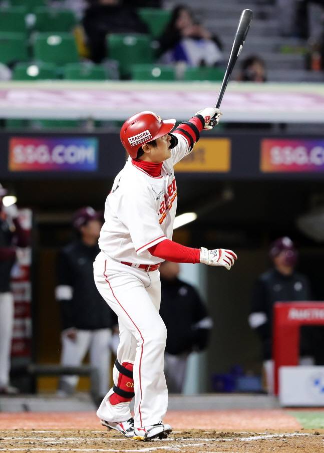 시범경기에서 홈런을 날리고 있는 최정. /사진=SSG 랜더스 제공