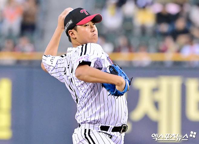 LG 투수 송승기는 23일 잠실구장에서 열린 '2025 신한 SOL Bank KBO 리그' NC와 주중 3연전 두 번째 경기에서 선발 등판했다. 6이닝 무피안타 무실점으로 깔끔한 투구를 선보여 팀 승리에 보탬이 됐다. 엑스포츠뉴스 DB