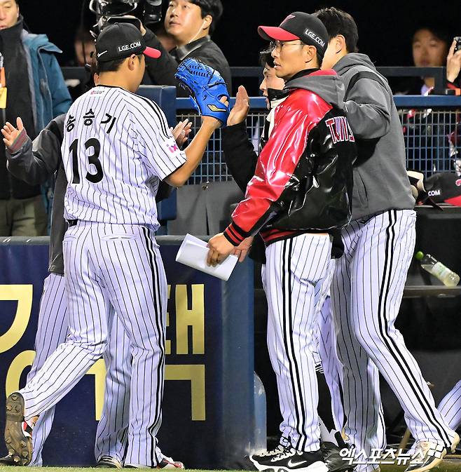 LG 투수 송승기(13번)는 23일 잠실구장에서 열린 '2025 신한 SOL Bank KBO 리그' NC와 주중 3연전 두 번째 경기에서 선발 등판했다. 6이닝 무피안타 무실점으로 깔끔한 투구를 선보여 팀 승리에 보탬이 됐다. 엑스포츠뉴스 DB