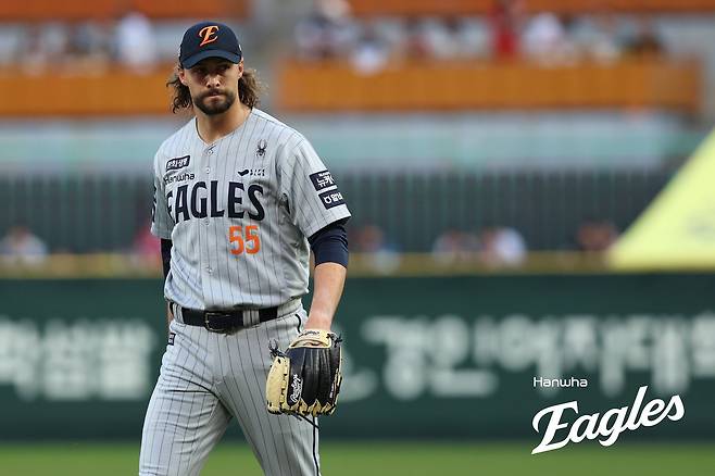 한화 이글스 외국인 투수 라이언 와이스가 23일 부산 사직야구장에서 열린 2025 신한 SOL Bank KBO리그 롯데 자이언츠와의 팀 간 3차전에 선발등판, 6이닝 2실점 호투로 승리투수가 됐다. 사진 한화 이글스
