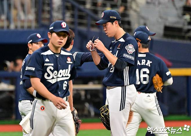 23일 오후 서울 구로구 고척스카이돔에서 열린 '2025 신한 SOL Bank KBO리그' 두산 베어스와 키움 히어로즈의 경기, 4회말 키움 푸이그가 두산 김유성의 높은 공을 피한 후 마운드를 향해 다가서며 벤치 클리어링이 발발했다. 고척, 김한준 기자