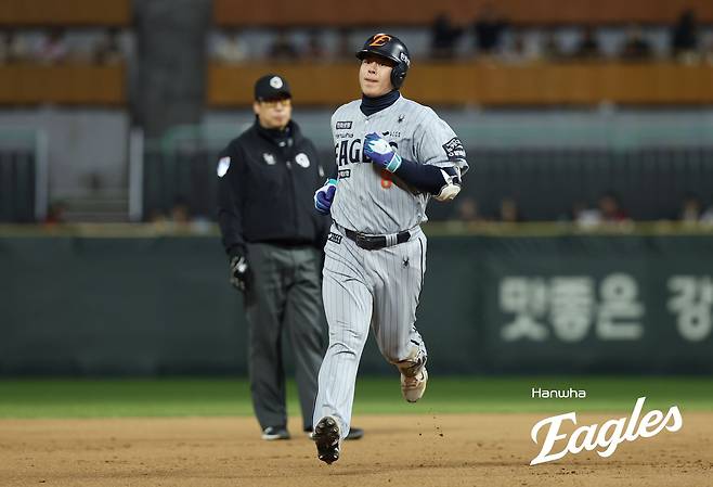 한화 이글스 4번타자 노시환이 23일 부산 사직야구장에서 열린 2025 신한 SOL Bank KBO리그 롯데 자이언츠와의 팀 간 3차전에서 결승타를 기록, 팀의 8연승을 이끌었다. 사진 한화 이글스