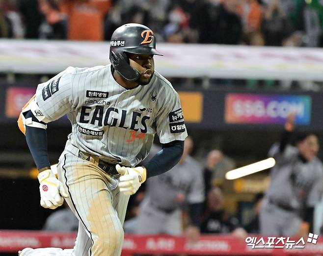 한화 이글스 외국인 타자 에스테반 플로리얼이 지난 23일 부산 사직야구장에서 열린 2025 신한 SOL Bank KBO리그 롯데 자이언츠와의 팀 간 3차전에 2번타자 겸 중견수로 선발출전, 4타수 3안타 1볼넷 2득점으로 활약했다. 사진 엑스포츠뉴스 DB