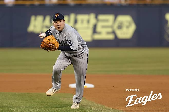 한화 이글스 베테랑 내야수 안치홍이 24일 부산 사직야구장에서 열리는 2025 신한 SOL Bank KBO리그 롯데 자이언츠와의 팀 간 3차전에 1번타자 겸 2루수로 선발 출전한다. 한화는 이 경기에서 9연승에 도전한다. 사진 한화 이글스