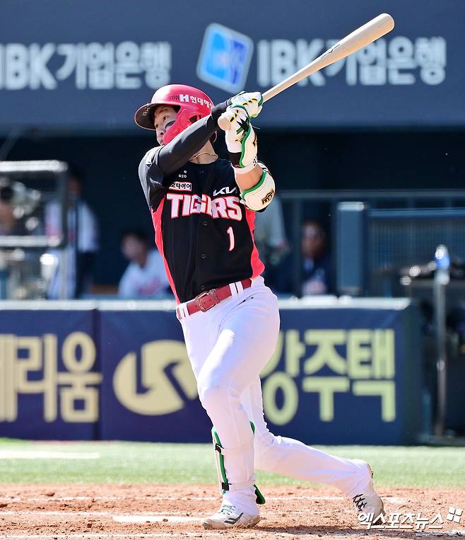 KIA 타이거즈 박찬호가 정규시즌 경기에 출전해 타격하고 있다. 엑스포츠뉴스 DB