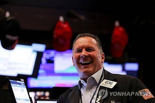 뉴욕증권거래소의 트레이더 [로이터 연합뉴스 자료사진. 재판매 및 DB 금지]