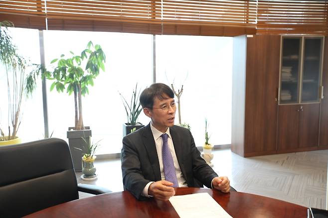 인터뷰하는 박정렬 한국저작권보호원장 (서울=연합뉴스) 박정렬 한국저작권보호원장이 22일 연합뉴스와 인터뷰를 하고 있다. 2025.4.22 
jongwoo@yna.co.kr