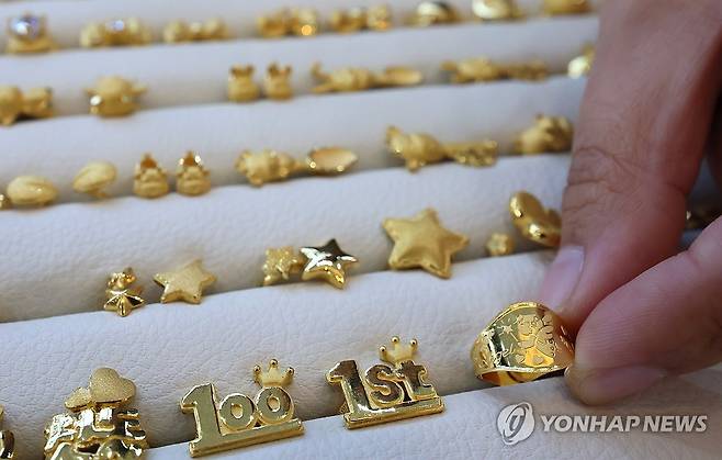 천정부지 금값에 인기 끄는 1g 돌 반지 (서울=연합뉴스) 이정훈 기자 = 서울 종로구 한국금거래소에 1g 반지 등 다양한 중량의 돌 반지들이 진열돼 있다. 2025.2.11 uwg806@yna.co.kr