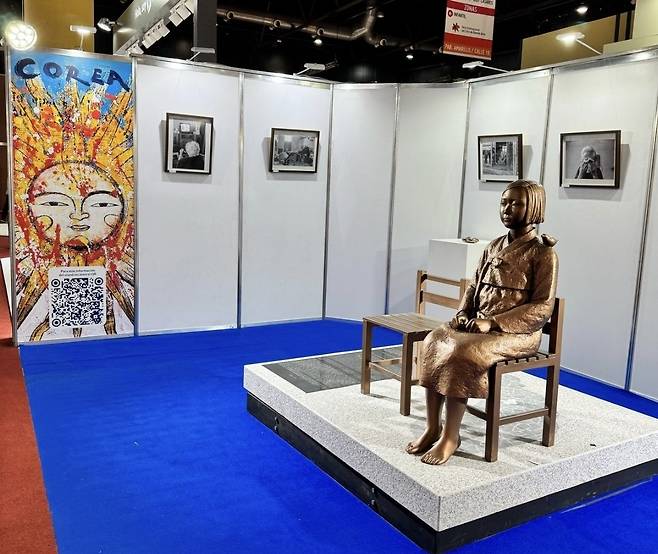 부에노스아이레스 국제도서박람회에 설치된 소녀상 [부에노스아이레스=연합뉴스. 아르헨티나 한인회 및 만영문화재단 제공. 재판매 및 DB 금지]